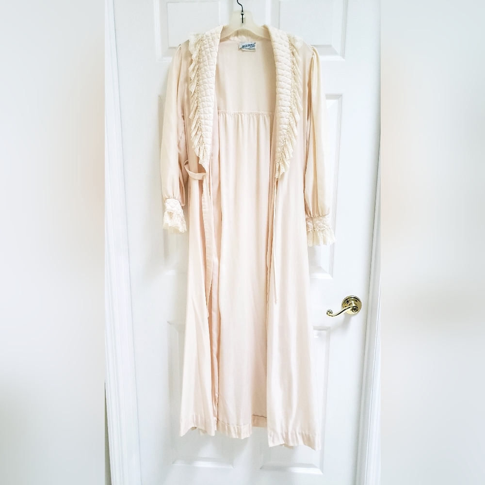 Gorgeous Vintage Robe - Picture 3 of 8